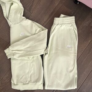 Nike Youth Boy Sweatsuit (pale green) size YL.